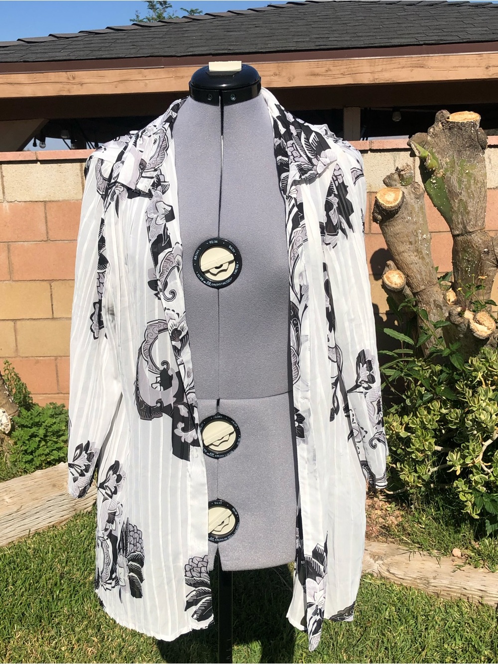 Travelers Collection By Chico’s Floral Black & White Wrap Up